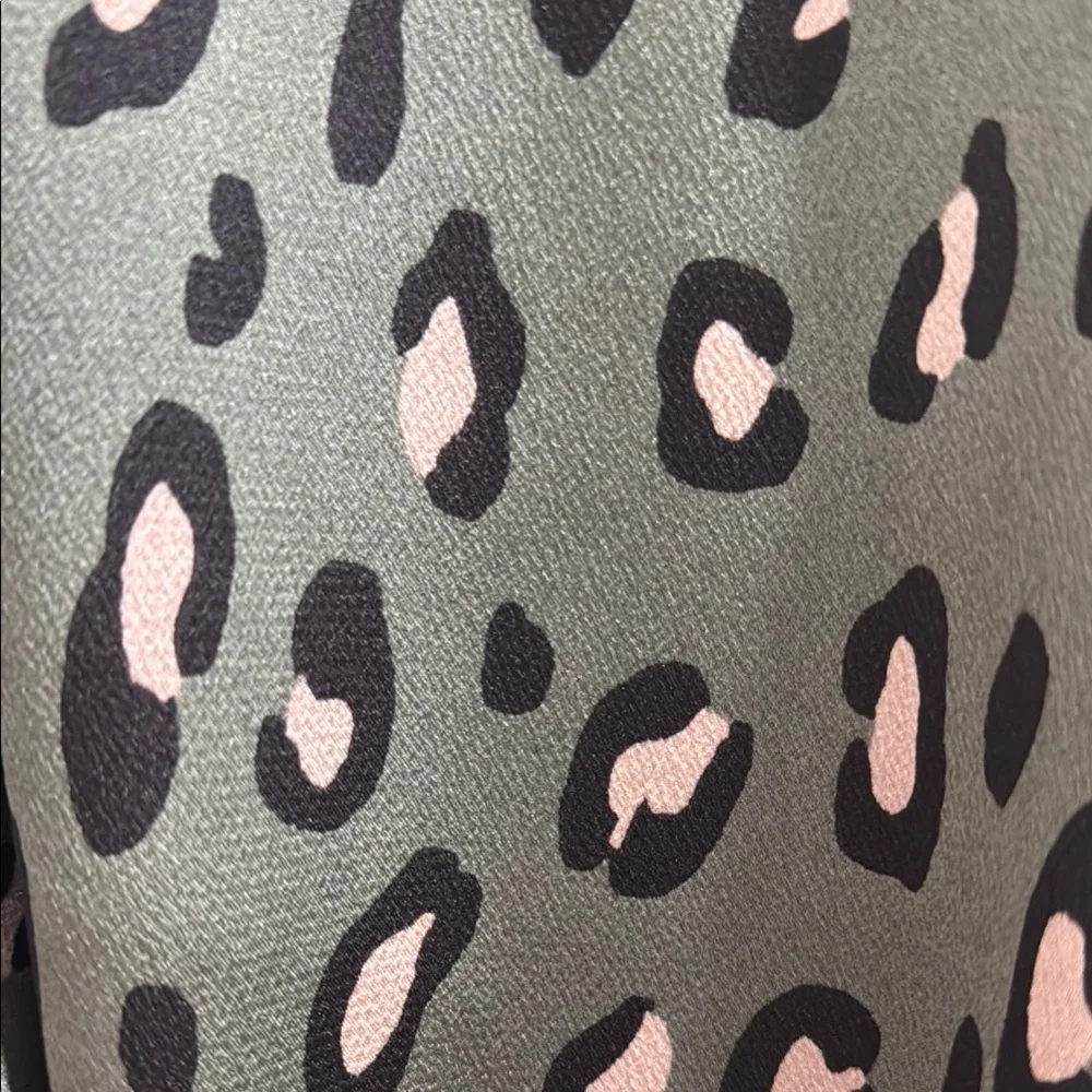 ! EUC Pleione Satin Green Leopard Print Button Front Blouse w Front Flap Pocket! - Picture 4 of 7
